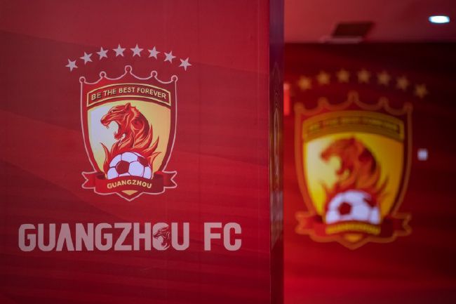 罗马现在正在争夺欧联杯冠军，同时也在意甲联赛争夺前四的位置，球队能同时推进两项任务吗？“球队现在每个人都100%地投入，我们不害怕面对任何球队，不幸的是，我们已经并且以后也会不断遇到问题，但无论如何，我们都会继续前进。